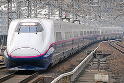 Shinkansen Serie E2-1000 in Doppeltraktion mit der Serie E3 bei der Einfahrt in den Bahnhof "Omiya". – 02.06.2011 © 投稿者が撮影