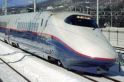 Shinkansen Serie E2, Variante J, auf den Nagano-Shinkansen bei Karuizawa. – 18.02.1998 © D A J Fossett (投稿者自身による作品)