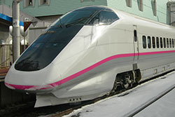 Shinkansen Serie E3 im Bahnhof Shizukuishi auf der Akita-Strecke. – 05.03.2008 © Wikipedia-Autor Rsa