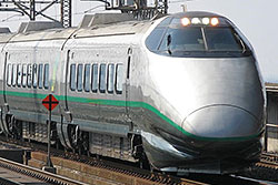Shinkansen Serie 400 in Traktion mit Shinkansen Serie E4 Max.