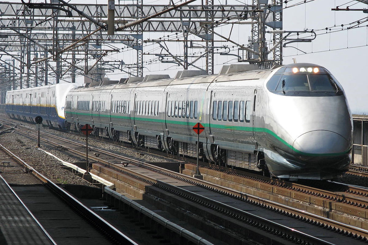 Shinkansen Serie 400 in Traktion mit Shinkansen Serie E4 Max. – 11.03.2008 © Wikipedia-Autor TC411-507