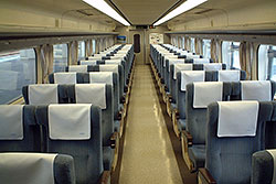Im Shinkansen Serie 100 mit 2+2-Bestuhlung