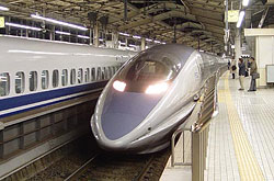 Shinkansen Serie 500 im Bahnhof