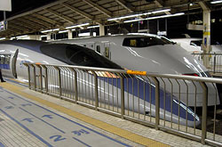 Shinkansen Serie 500 und Serie 300 im Bahnhof  © 04/2005 Thomas Müller