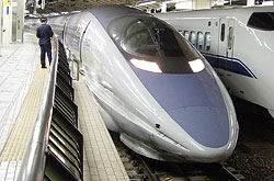 Shinkansen Serie 500 fährt in Bahnhof ein