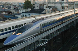 Shinkansen Serie 500 begegnet Serie 300  ©  Shinji Iwai