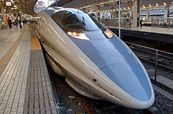 Shinkansen Serie 500 im Bahnhof  ©  Shinji Iwai