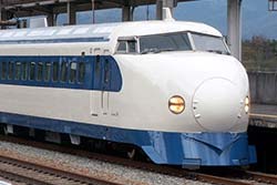 Shinkansen Serie 0 als Kodama im Bahnhof Higashi-Hiroshima