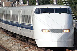 Shinkansen Serie 300 der JR West als Hikari zwischen Okayama und Aioi.