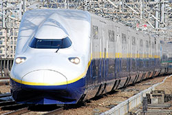 Shinkansen Serie E4 in Omiya.