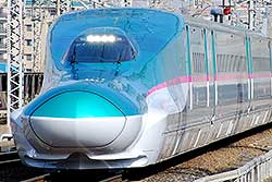 JR East Shinkansen Serie E5 als "Hayabusa" erreicht Omiya.