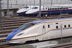 Shinkansen Serie E7 und 2 Züge der Serie E2 im Hintergrund © 28.04.2014 Wikipedia-Autor 瑪瑙山 – CC BY-SA 3.0
