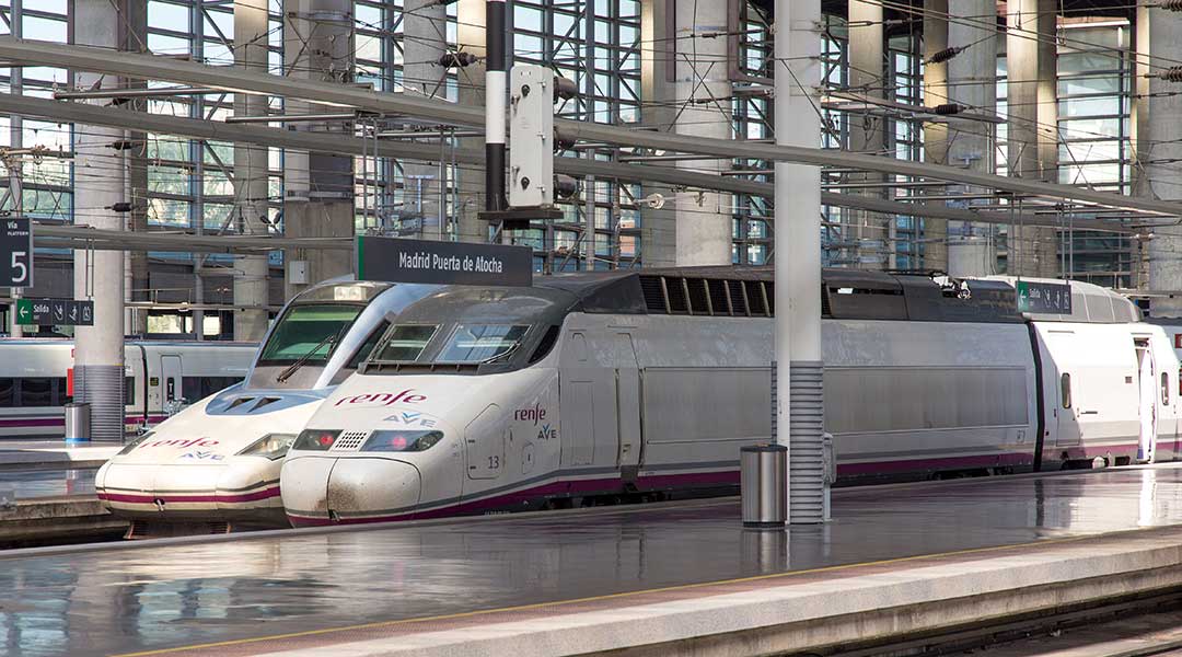 AVE S-112 und AVE S-100 im Bahnhof Madrid Puerta de Atocha.