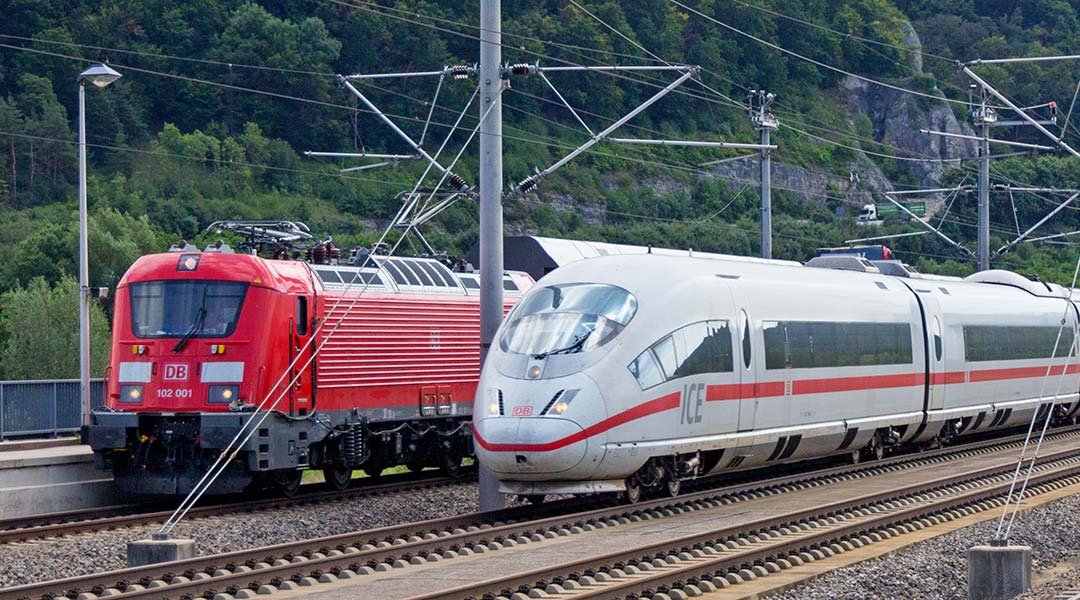 ICE 3 und Baureihe 102 in Kinding