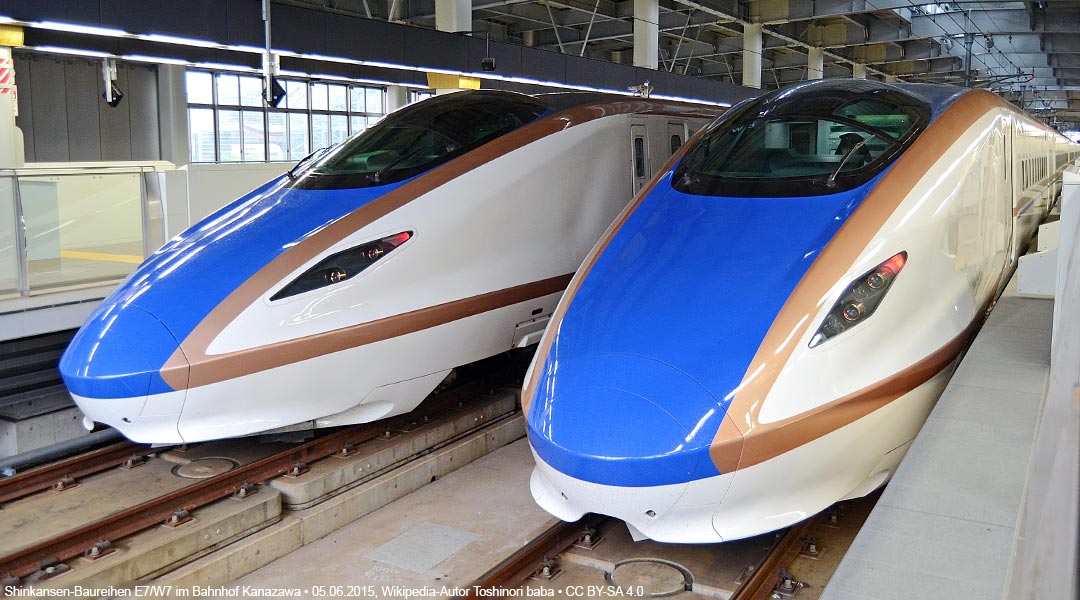 Shinkansen-Baureihen E7 / W7 im Bahnhof Kanazawa