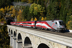 railjet 1116 249 ist ein Werberailjet und wurde zum 175-Jahrjubiläum "Eisenbahn in Österreich" so gestaltet.  ©  Lukas Kriwetz