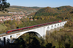 railjet auf der 300 m langen und 30 m hohen Brücke des Friedens (Most míru) bei Dolní Loučky.