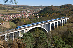 railjet auf der 300 m langen und 30 m hohen Brücke des Friedens (Most míru) bei Dolní Loučky.  © 25.10.2021 Lukas Kriwetz