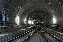 Oberleitungsmontagetriebwagen in der Oströhre des Gotthard-Basistunnels an der Multifunktionsstelle Faido. – 20.11.2014 © Hannes Ortlieb, Wikipedia