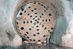 Kopf der Tunnelbohrmaschine S-210 ohne Schneidrollen. – 16.09.2006 © Cooper.ch, Wikipedia