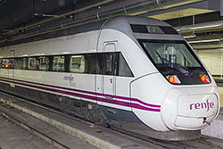 Alvia Serie 120 im Bahnhof "Barcelona Sants"