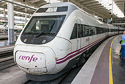 Alvia Serie 120 im Bahnhof "Madrid Puerta de Atocha"
