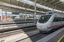 Alvia Serie 120 und zwei Talgo-AVE-Züge der Serie 112 im Bahnhof "Madrid Puerta de Atocha"  © 04.09.2013 Andre Werske