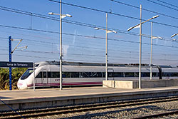 Alvia Serie 120 im Bahnhof "Camp de Tarragona" an der Schnellfahrstrecke "Barcelona – Madrid".  © 04.09.2013 André Werske