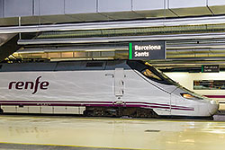 Alvia Serie 130 im Bahnhof "Barcelona Sants".