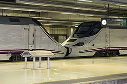 Alvia Serie 130 Doppeltraktion im Bahnhof "Barcelona Sants".