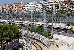 Alvia Serie 130 im Bahnhofsbereich von "Madrid Puerta de Atocha".