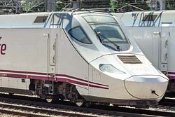 Alvia Serie 130 im Bahnhofsbereich von "Madrid Puerta de Atocha.