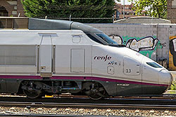 AVE Serie 100 im Bahnhofsbereich von "Madrid Puerta de Atocha".