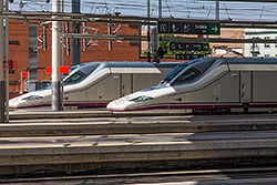 AVE Serie 102 im Bahnhof "Madrid Puerta de Atocha".