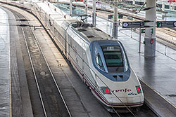 AVE Serie 102 im Bahnhof "Madrid Puerta de Atocha".