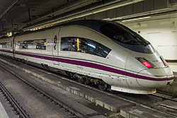 AVE Serie 103 im Bahnhof "Barcelona Sants".