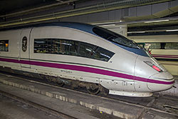 AVE Serie 103 im Bahnhof "Barcelona Sants".  © 04.09.2013 André Werske