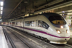 AVE Serie 103 im Bahnhof "Barcelona Sants".  © 04.09.2013 André Werske