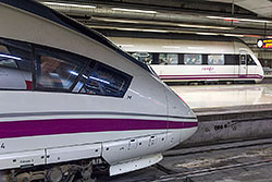 AVE Serie 103 und Alvia Serie 120 im Bahnhof "Barcelona Sants".  © 02.09.2013 André Werske