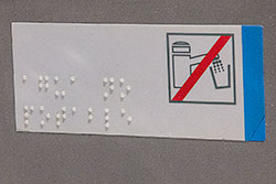 AVE Serie 103: Alle Hinweise sind gleichzeitig auch in Brailleschrift vorhanden – nicht nur auf dem WC.  © 04.09.2013 André Werske