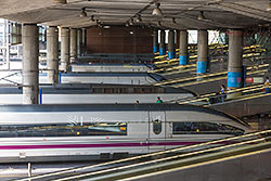 Verschiedene AVE-Züge im Bahnhof "Madrid Puerta de Atocha": Serie 103, Serie 100, 2x Serie 112 und 2x Serie 104.