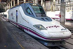 AVE Serie 112 im Bahnhof "Madrid Puerta de Atocha".