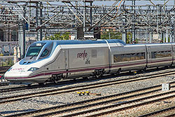 AVE Serie 112 im Bahnhofsbereich von "Madrid Puerta de Atocha".