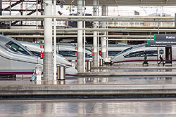 AVE Serie 112 im Vordergrund und vier AVE der Serie 103 im Hintergrund. Bahnhof: "Madrid Puerta de Atocha".  © 04.09.2013 André Werske