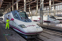 AVE Serie 112 im Bahnhof "Madrid Puerta de Atocha".  © 04.09.2013 André Werske