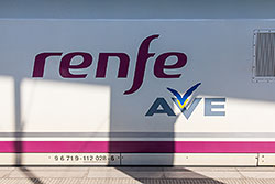 AVE Serie 112 mit RENFE und AVE-Logos