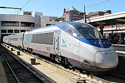 Acela Express Garnitur 2031 im Bahnhof Boston South.